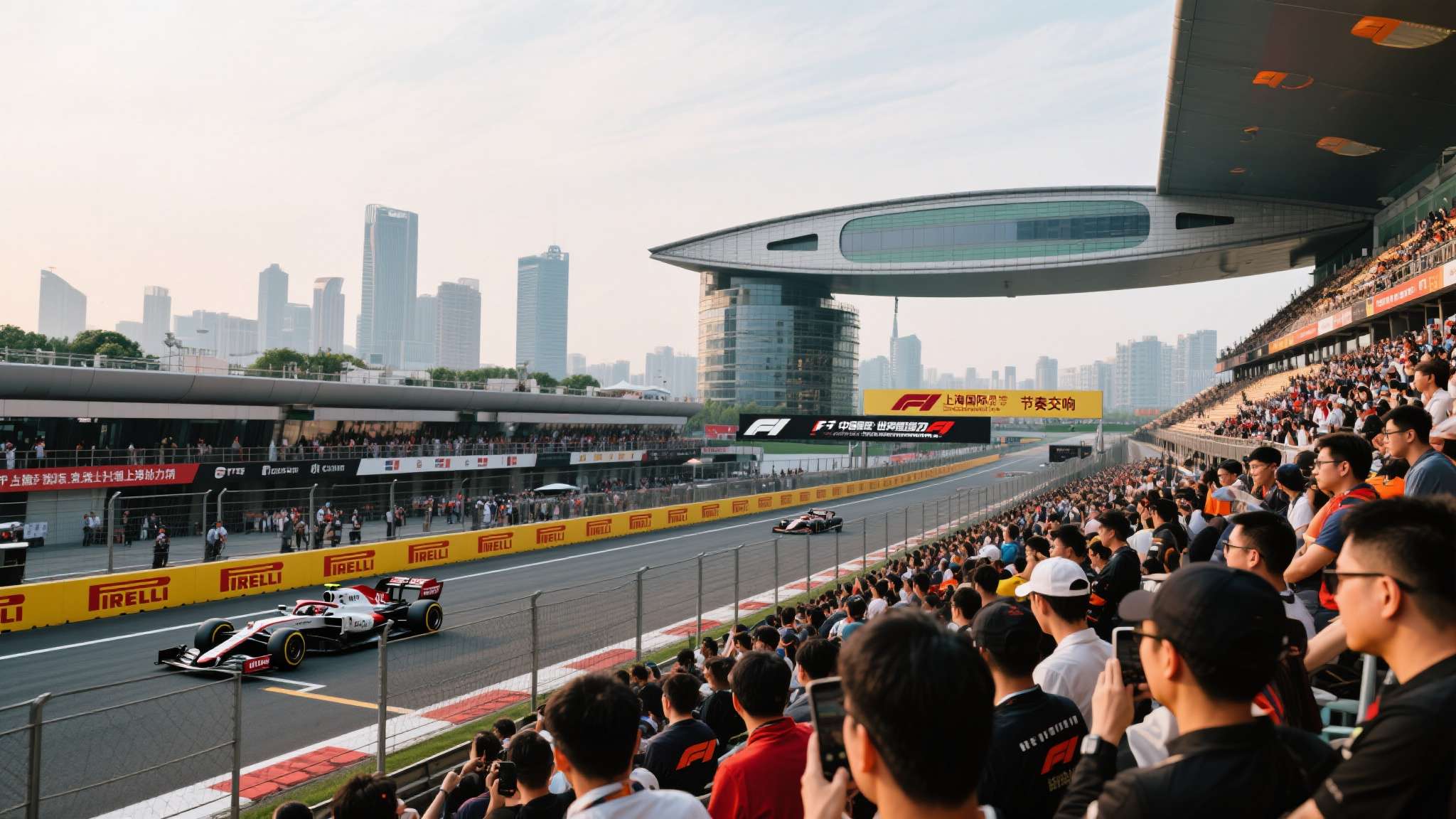 上海f1赛车现场 每年的上海国际赛车场F1中国大奖赛,都是速度爱好者、科技迷以及跨界潮人的嘉年华。