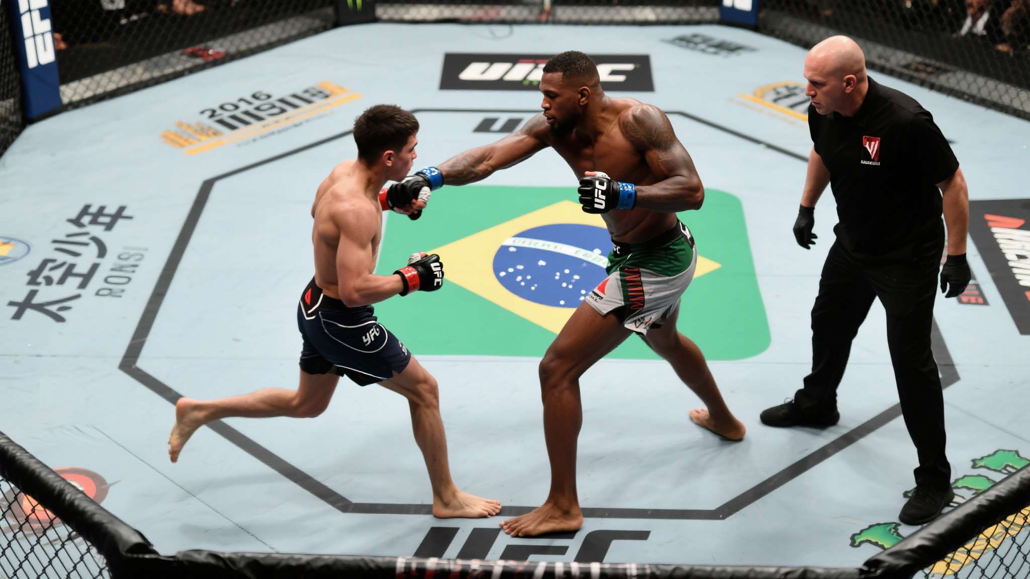 ufc 328:崔斗浩vs丹尼尔·桑托斯预测 举例来看,在过去某些类似配置下,比如2016年阿诺德艾伦vs马坎贝迪之间就体现了
